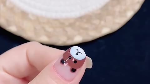 Draw a bear on the nails