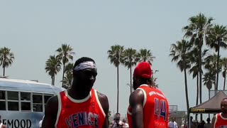 Street Ball on the beach #basketball #travel #venicebeach #intechsity