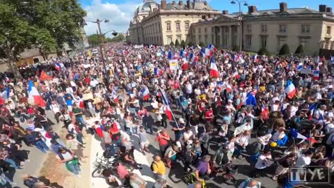 LOVE THE FRENCH STANDING UP TO THESE TYRANTS!!! VIVE LA LIBERTÉ!!!