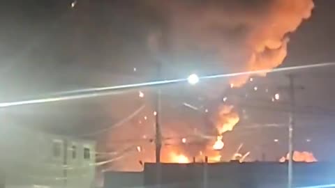 Incendio masivo y múltiples explosiones en centro de distribución en Clinton Township, Michigan.