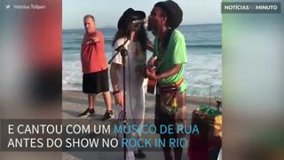 Steven Tyler canta com músico de rua no Rio de Janeiro