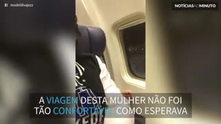 Par de pés visita passageira dentro de avião