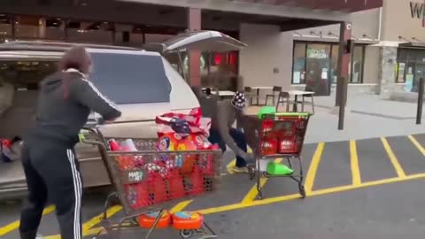 Thieves in Democrat-run state brazenly load up their cars with stolen merchandise and escaped