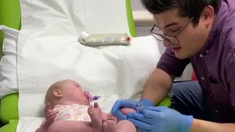 Doctor soothes hospitalized baby by singing song