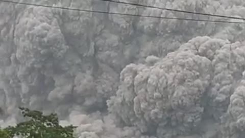 The little girl ran very fast when the semeru erupted.