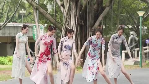 Beautiful Chinese dance!