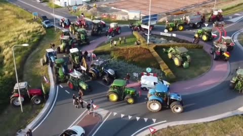 🇳🇱 🇩🇪 German farmers join Dutch farmers on the border to block Heerenberg roundabout