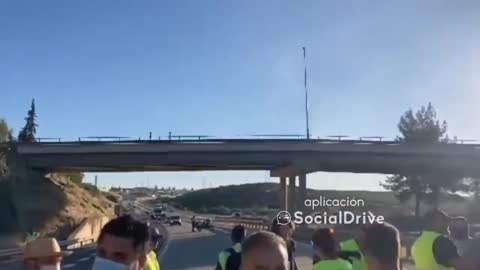 Spain: Farmers Block A4 Highway in Jaén, Andalusia to protest Against Rising Fuel Prices
