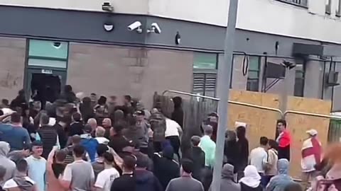 NOW - Migrant hotel besieged and stormed in Rotherham, England