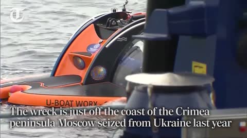 Russian President Putin Pays Visit to Crimea In a Submarine