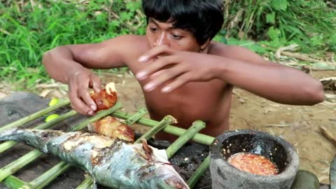 Catch fish in the ditch - cooking fish eeg eating so delicious