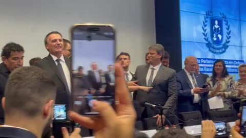 Bolsonaro participa do lançamento da Frente Parlamentar Mista em Defesa das Escolas Cívico-Militares