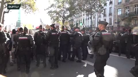 LIVE: Paris / France - Yellow vests gather for new round of anti-govt protests - 09.10.2021