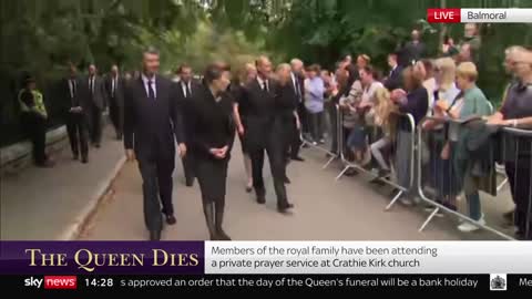 Emotional royals inspect tributes to Queen_1