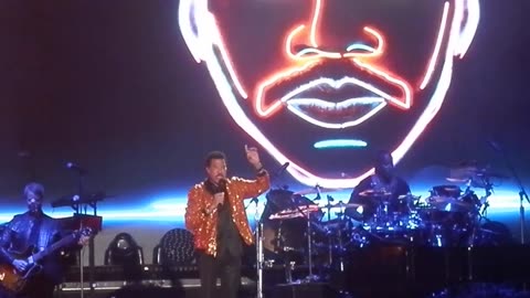 'Legend' Lionel Richie - "Lionel's Late For This Show Explanation" Thanks! 😄 (LIVE) Niagara Falls