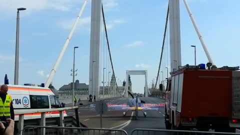 Stunt plane takes off from Erzsébet Bridge in Budapest