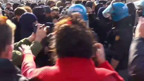 Roma, poliziotti contro studenti minorenni che protestano pacificamente..