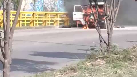 Video: El fuego consumió por completo una camioneta en la vía Piedecuesta – Bucaramanga