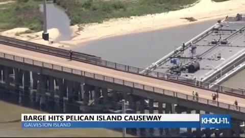 USA: Barge collides with Pelican Island Causeway in Texas, causing damage and oil spill!