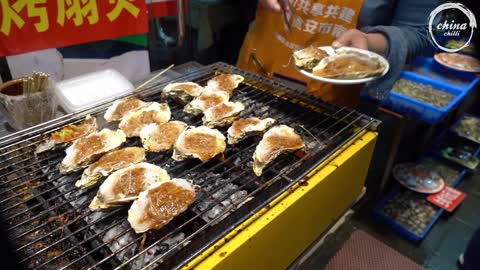 Chinese street food-grilled oysters, fresh and fat, you can't stop eating one!