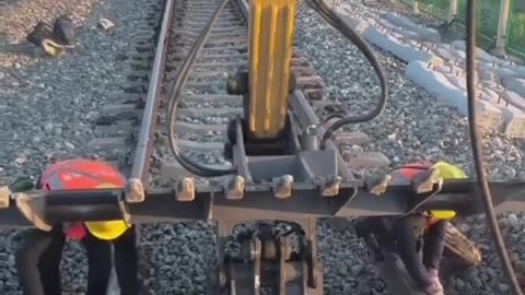 Smart workers of Amerika is so triple threat work on railway track