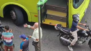 Video: Con arma blanca conductor de Metrolínea fue agredido por un taxista