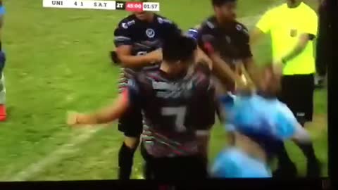 Huy fuerte entrada a un jugador de fútbol