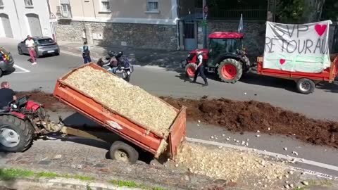 FRANCE 🇫🇷 Farmers protest by dumping manure and stones near Le Viga