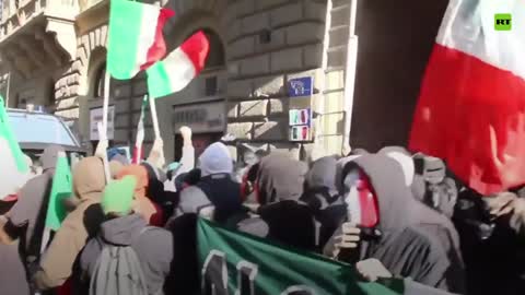 I manifestanti strappano la bandiera dell'UE e la cambiano in quella dell'Italia.hanno strappato la bandiera della sede dell'Unione Europea a Roma e l'hanno sostituita con una bandiera italiana.QUINDI SONO FASCISTI APPUNTO