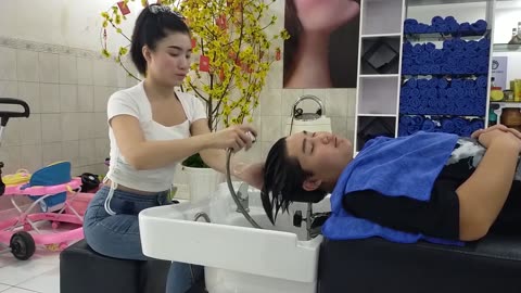 Vietnamese barbershop - Her massage talent stimulates the sixth sense with flexibility and balance