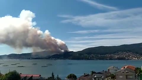 22ago2022 Aviones "electricos, ecologicos y sostenibles" en la ria gallega española fumigando a la poblacion y apagando fuegos provocados || RESISTANCE ...-
