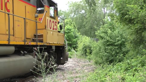 Union Pacific 1025 crawls out of Behr Iron & Metal in risk of Derailing on out of Guage tracks