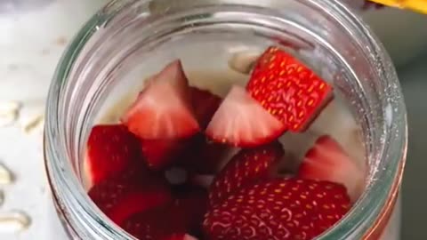 Strawberry cheesecake overnight oats 🍓😍 Yum! Restock too