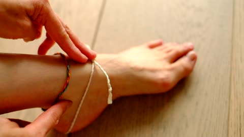 しあわせをよぶ虹色ミサンガ・アンクレットの長さ調整のやり方, How to adjust a handcrafted Lucky Misanga Bracelets