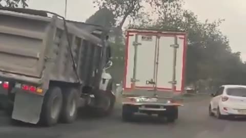 crazy road rage between truckers in Colombia