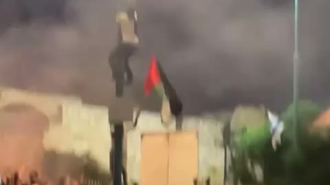 Palastinian man changing the Israeli flag in lod