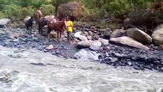 Puente caído pone en riesgo a 30 niños en Coromoro