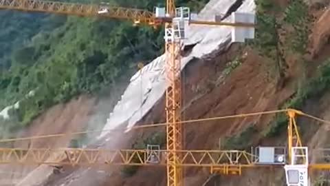Impresionante deslizamiento bloqueó vía en Antioquia
