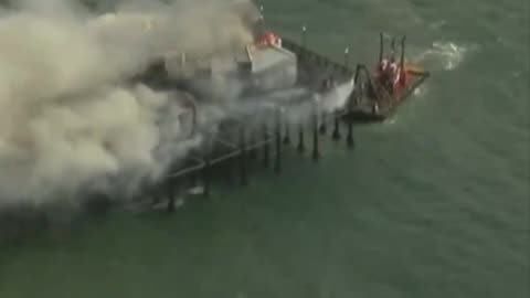 Massive fire breaks out at the historic Oceanside Pier in California