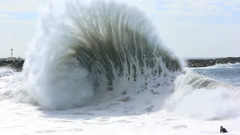 Enormous wave captured in glorious slow motion