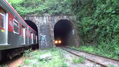Dois trens no tunel