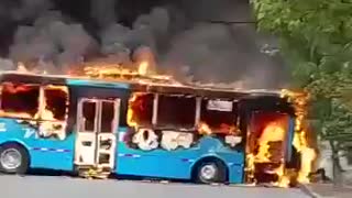 Incendian bus del MÍO en Cali en medio de los disturbios de este jueves