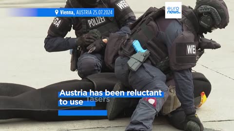 Austrian police trial Tasers in Vienna ahead of potential rollout across the force|News Empire ✅