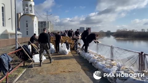🌊🏠 In Kurgan, they are strengthening the embankment with sandbags and