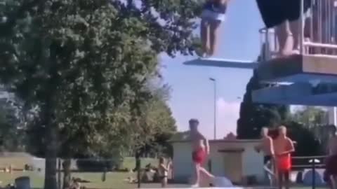 A very Fat man jumping in a pool. Daily dose of fails #2