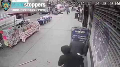 Two New York robbers smash shop windows with sledgehammers