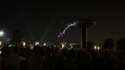 Tesla coil electric lightening shown