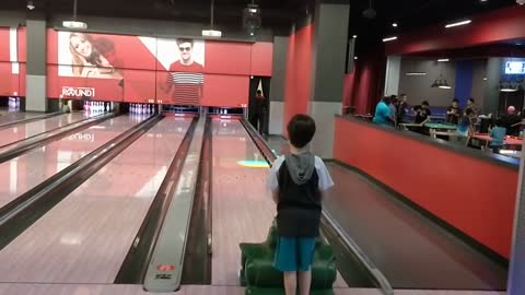 Spencer at SEPTA Bowling VID 20180609 141044