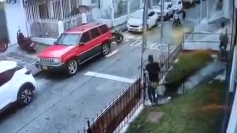 Viral: con una patada voladora, hombre derribó a ladrones en moto.