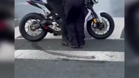 crazy moment between police and motocycle
